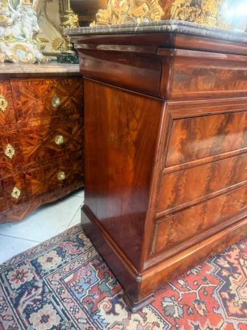 Louis-Philippe-Kommode in Furnier aus Flammen-Mahagoni — Guter Zustand