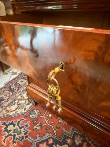 Louis-Philippe-Kommode in Furnier aus Flammen-Mahagoni — Guter Zustand
