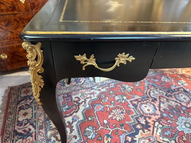 Bureau Plat im Louis-XV-Stil aus Ebenholziertem Holz — Guter Zustand
