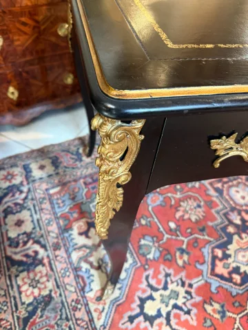 Bureau Plat im Louis-XV-Stil aus Ebenholziertem Holz — Guter Zustand