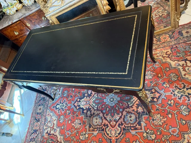 Bureau Plat im Louis-XV-Stil aus Ebenholziertem Holz — Guter Zustand