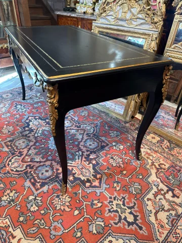 Bureau Plat im Louis-XV-Stil aus Ebenholziertem Holz — Guter Zustand