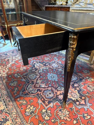 Bureau Plat im Louis-XV-Stil aus Ebenholziertem Holz — Guter Zustand
