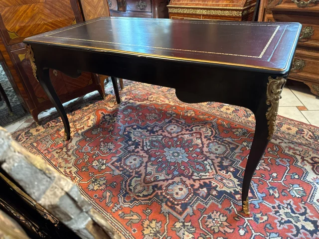 Bureau Plat im Louis-XV-Stil aus Ebenholziertem Holz — Guter Zustand