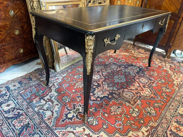Bureau Plat im Louis-XV-Stil aus Ebenholziertem Holz — Guter Zustand