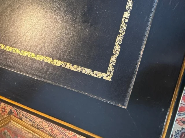Bureau Plat im Louis-XV-Stil aus Ebenholziertem Holz — Guter Zustand