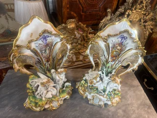 PAIRE DE VASES EN PORCELAINE DE VIEUX PARIS " CHASSE ET PECHE " attribuée à Jacob PETIT