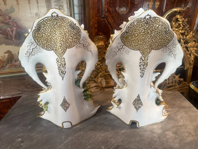 PAIRE DE VASES EN PORCELAINE DE VIEUX PARIS " CHASSE ET PECHE " attribuée à Jacob PETIT — Goede staat