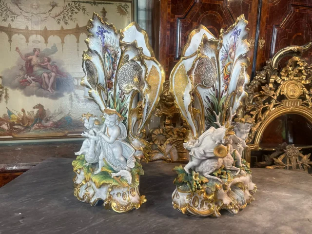 PAIRE DE VASES EN PORCELAINE DE VIEUX PARIS " CHASSE ET PECHE " attribuée à Jacob PETIT — Goede staat