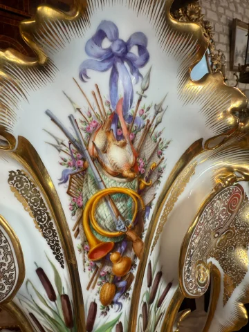 PAIRE DE VASES EN PORCELAINE DE VIEUX PARIS " CHASSE ET PECHE " attribuée à Jacob PETIT — Goede staat