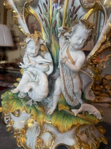 PAIRE DE VASES EN PORCELAINE DE VIEUX PARIS " CHASSE ET PECHE " attribuée à Jacob PETIT — Goede staat