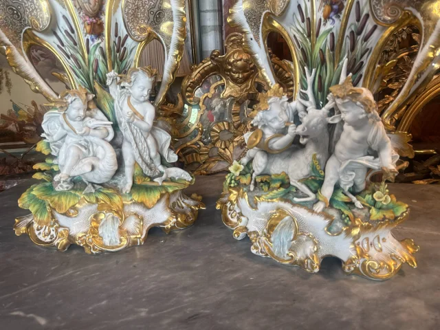 PAIRE DE VASES EN PORCELAINE DE VIEUX PARIS " CHASSE ET PECHE " attribuée à Jacob PETIT — Goede staat