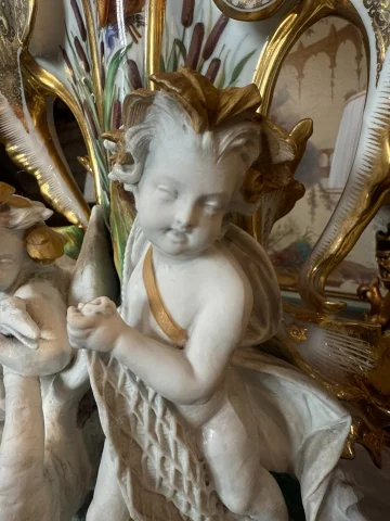 PAIRE DE VASES EN PORCELAINE DE VIEUX PARIS " CHASSE ET PECHE " attribuée à Jacob PETIT — Goede staat