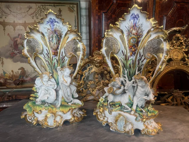PAIRE DE VASES EN PORCELAINE DE VIEUX PARIS " CHASSE ET PECHE " attribuée à Jacob PETIT — Goede staat