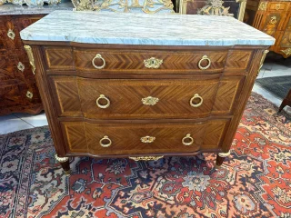 Louis-XVI-Kommode mit leichtem zentralem Mittelrisalit