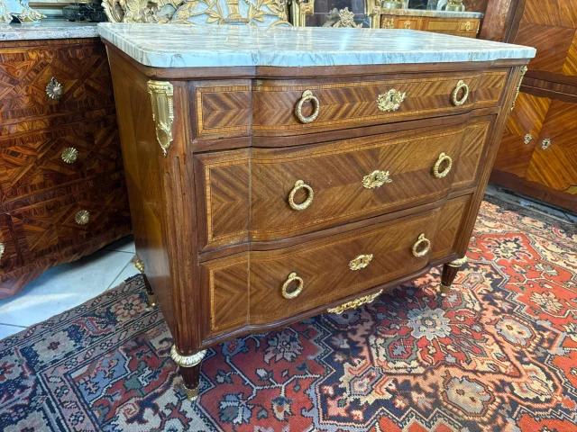 Louis XVI Style Chest of Drawers with Slight Central Breakfront — Good condition