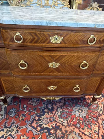 Louis XVI Style Chest of Drawers with Slight Central Breakfront — Good condition