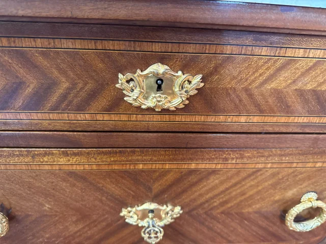 Louis XVI Style Chest of Drawers with Slight Central Breakfront — Good condition