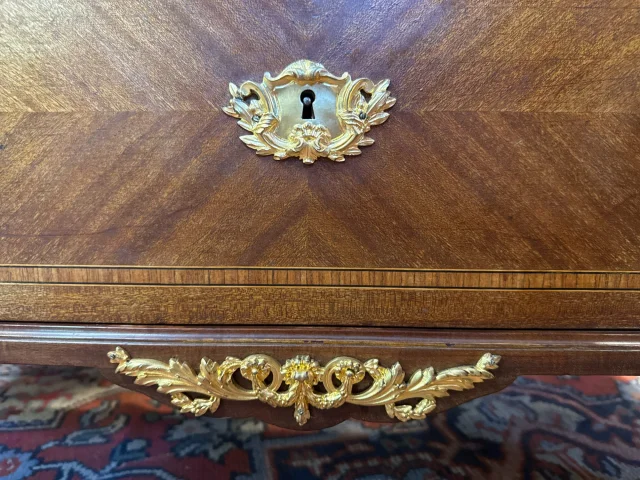 Louis XVI Style Chest of Drawers with Slight Central Breakfront — Good condition