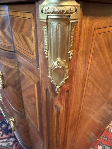 Louis XVI Style Chest of Drawers with Slight Central Breakfront — Good condition