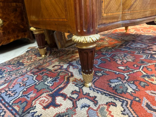 Louis XVI Style Chest of Drawers with Slight Central Breakfront — Good condition