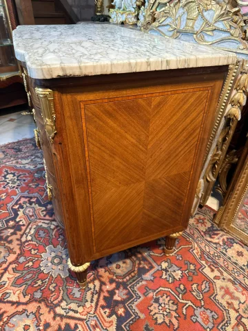 Louis XVI Style Chest of Drawers with Slight Central Breakfront — Good condition