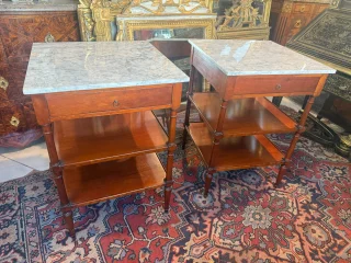 PAR DE MESAS CON TABLEROS DE ESTILO RESTAURACIÓN