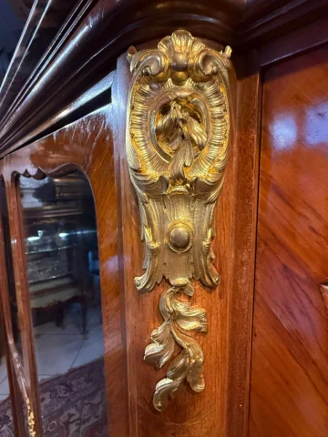 LOUIS-XV-STIL SCHREIBTISCH MIT BIBLIOTHEKSAUFSATZ UND ARBEITSKABINETT — Guter Zustand