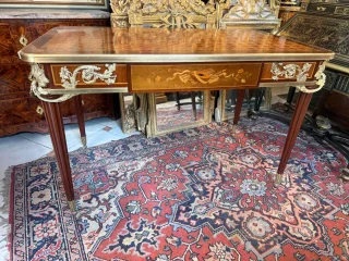 Bureau plat estilo Luis XVI – Período Napoleón III – Según un modelo de Jean-Henri RIESENER