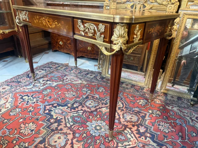 Bureau plat im Louis-XVI-Stil – Napoléon-III-Periode – Nach einem Modell von Jean-Henri RIESENER