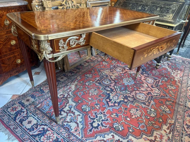 Bureau plat im Louis-XVI-Stil – Napoléon-III-Periode – Nach einem Modell von Jean-Henri RIESENER