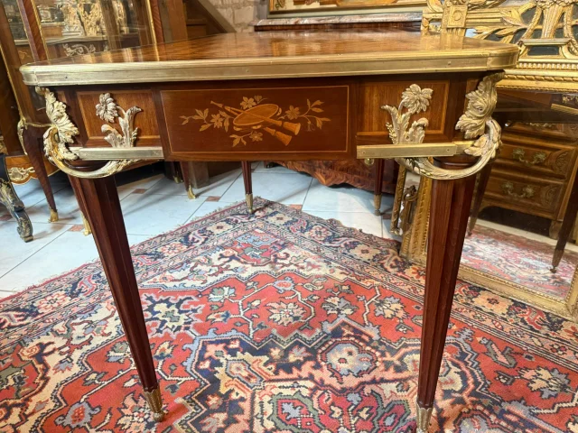 Bureau plat im Louis-XVI-Stil – Napoléon-III-Periode – Nach einem Modell von Jean-Henri RIESENER