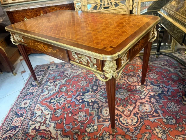 Bureau plat im Louis-XVI-Stil – Napoléon-III-Periode – Nach einem Modell von Jean-Henri RIESENER