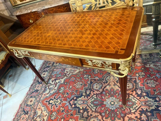 Bureau plat im Louis-XVI-Stil – Napoléon-III-Periode – Nach einem Modell von Jean-Henri RIESENER