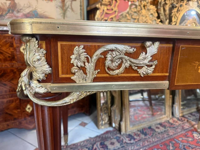 Bureau plat im Louis-XVI-Stil – Napoléon-III-Periode – Nach einem Modell von Jean-Henri RIESENER
