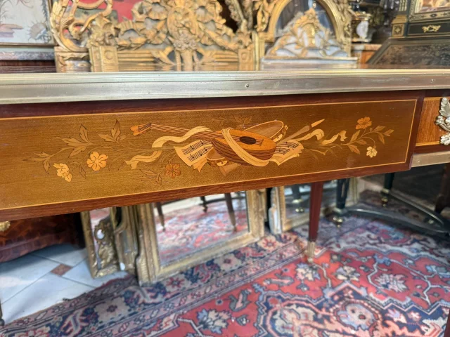 Bureau plat im Louis-XVI-Stil – Napoléon-III-Periode – Nach einem Modell von Jean-Henri RIESENER