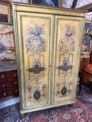 Kleiderschrank im Louis-XVI-Stil – Neoklassizismus