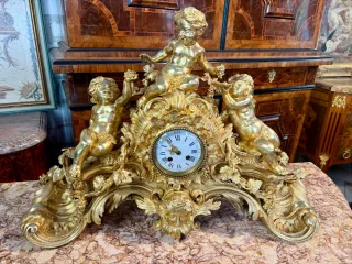 LOUIS XV-STIJL SCHOUWPENDULE "HET KIND BACCHUS, DIONYSOS GRIEKSE GOD VAN DE WIJNOOGST