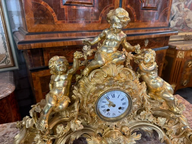 LOUIS XV-STIJL SCHOUWPENDULE "HET KIND BACCHUS, DIONYSOS GRIEKSE GOD VAN DE WIJNOOGST — Goede staat
