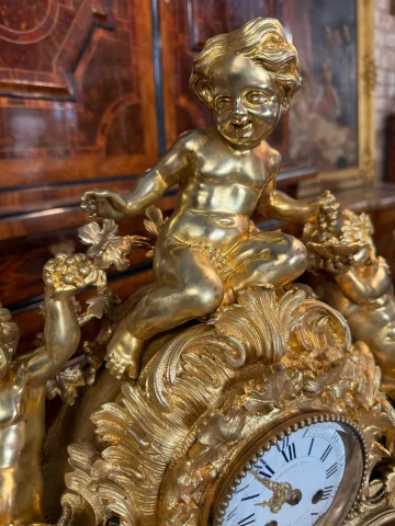 LOUIS XV-STIJL SCHOUWPENDULE "HET KIND BACCHUS, DIONYSOS GRIEKSE GOD VAN DE WIJNOOGST — Goede staat
