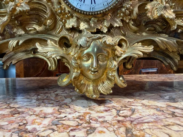 LOUIS XV-STIJL SCHOUWPENDULE "HET KIND BACCHUS, DIONYSOS GRIEKSE GOD VAN DE WIJNOOGST — Goede staat