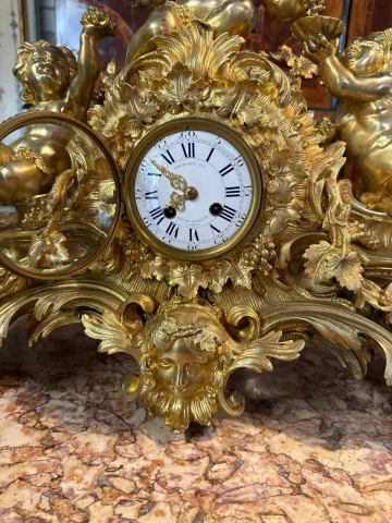 LOUIS XV-STIJL SCHOUWPENDULE "HET KIND BACCHUS, DIONYSOS GRIEKSE GOD VAN DE WIJNOOGST — Goede staat