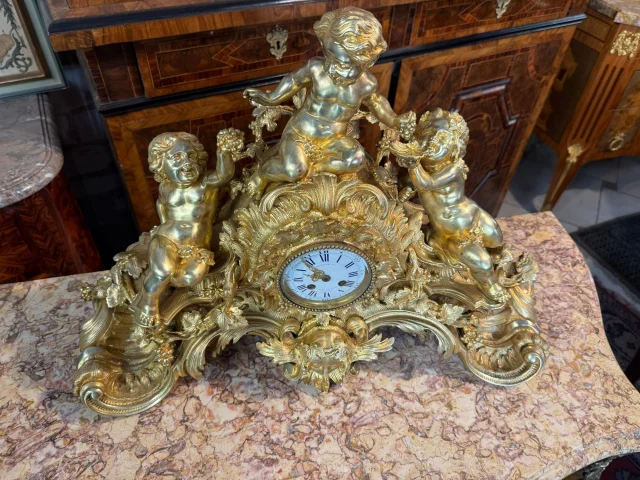 LOUIS XV-STIJL SCHOUWPENDULE "HET KIND BACCHUS, DIONYSOS GRIEKSE GOD VAN DE WIJNOOGST — Goede staat