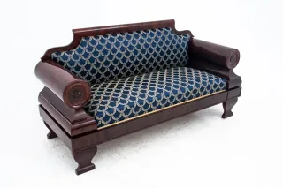 Un canapé impressionnant de la première moitié du XIXe siècle dans le style Biedermeier.