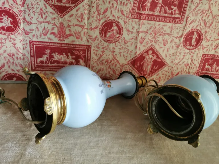 PAREJA DE LÁMPARAS DE PORCELANA LATÓN Y BRONCE