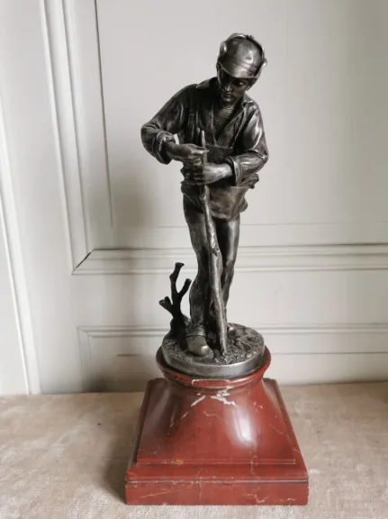 VERSILBERTE BRONZESTATUETTE von LONGEPIED