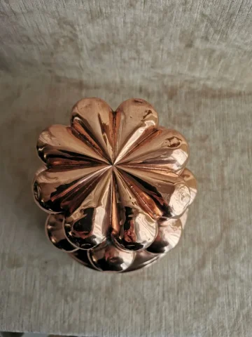 Moule à gâteau en cuivre ,avec marque couronne  ducale