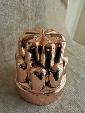 Moule à gâteau en cuivre ,avec marque couronne  ducale