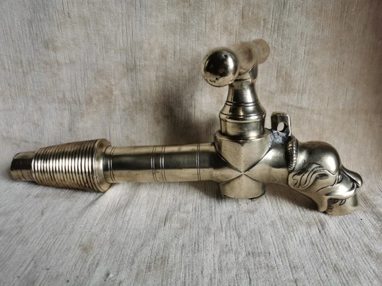 18e EEUWSE BRONZEN KRAAN