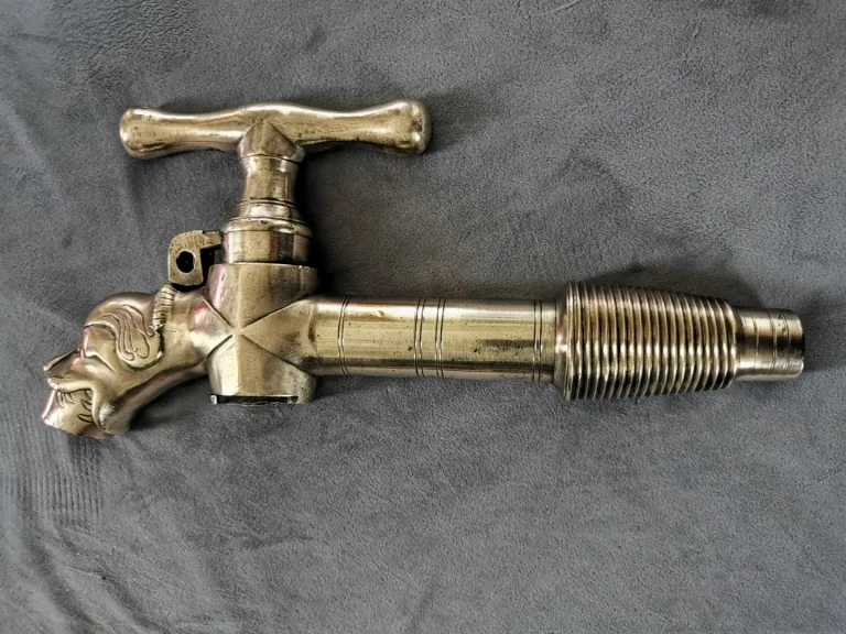 18e EEUWSE BRONZEN KRAAN